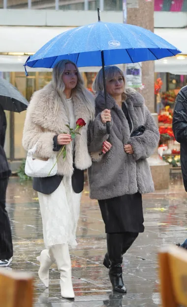 Bez obzira na jaku kišu, špicom su mnoge dame prošetale u proljetnim kombinacijama
