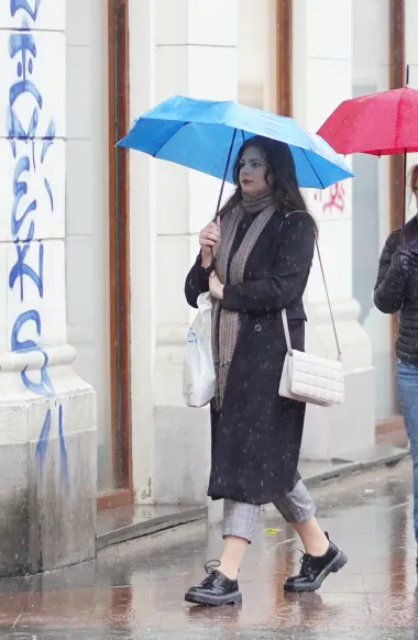 Bez obzira na jaku kišu, špicom su mnoge dame prošetale u proljetnim kombinacijama
