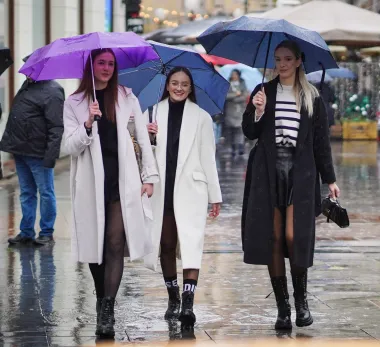Bez obzira na jaku kišu, špicom su mnoge dame prošetale u proljetnim kombinacijama
