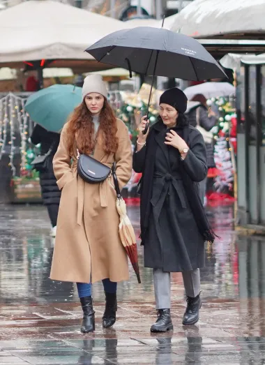Bez obzira na jaku kišu, špicom su mnoge dame prošetale u proljetnim kombinacijama