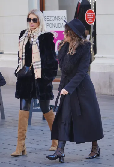 Kolinda je zasjala u smeđem kožnom kaputu, špica je u subotu bila poput modne piste