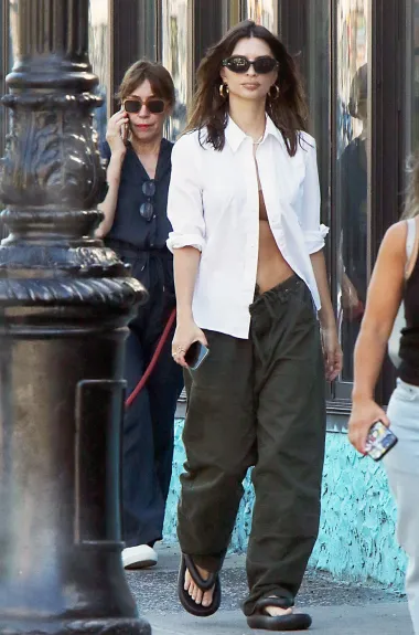 U ovom kombinaciji bijele klasične košulje i tamnih padobranskih hlača Emily Ratajkowski pokazala je kako se japanke mogu nositi i u grad, a ne samo na plažu.