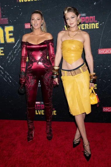 Blake Lively pozirala je u društvu prijateljice supermodela Gigi Hadid. Duo se odlučio za kombinaciju crvene i žute kako bi &apos;odale počast&apos; crvenom i žutom odijelu Deadpoola i Wolverinea iz filma. 