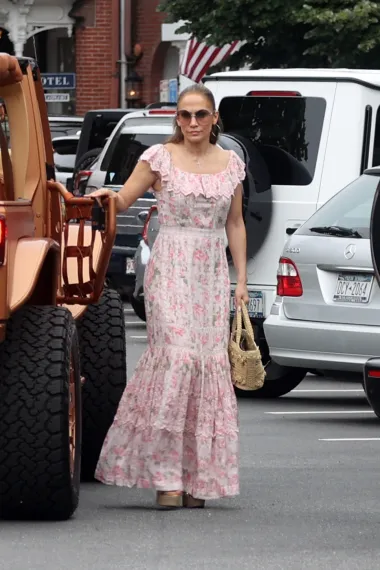 Američka pjevačica i glumica Jennifer Lopez, provodi ljeto u Hamptonsu, omiljenom ljetovalištu Njujorčana, u društvu bliskih ljudi. Za svakodnevno izdanje izabrala je prekrasnu dugu cvjetnu haljinu koja joj je naglasila figuru. Lepršavo kombinaciju kombinirala je s visokim sandalama na platformu i torbicom od rafije, koja je odlično zaokružila cjelokupni outfit. 