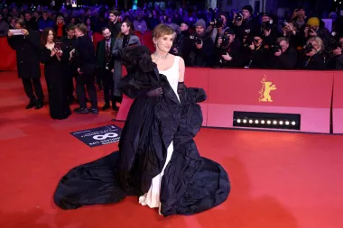 Na Berlinskom međunarodnom filmskom festivalu 2024. očarala je u predivnoj Dolce&amp;Gabbana bijeloj haljini i crnim plaštem.