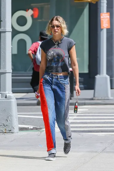 Manekenka je izgledala trendi u trapericama s crvenim i plavim prugama, vintage majici s likom Brucea Springsteena i malom šarenom Louis Vuitton torbicom tijekom izlaska u New Yorku.