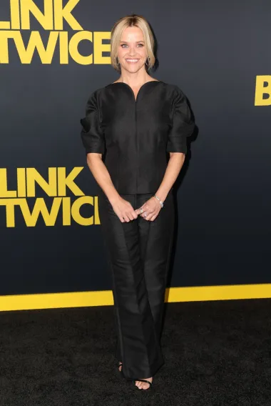 Holivudska glumica Reese Witherspoon prisustvovala je 8. kolovoza premijeri filma &apos;Blink Twice&apos; u Los Angelesu u Kaliforniji. Njezin modni odabir bio je vrlo decentan, crne bluza i hlače s jednostavnim nakitom. 