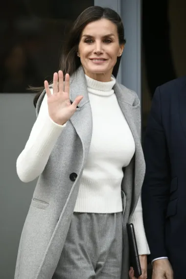 Često bira neutralne dnevne modne kombinacije.