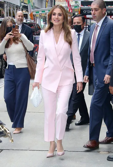 U New Yorku 2022. godine nosila je ružičasto odijelo. 