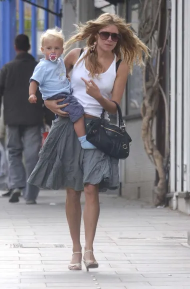 Sienna u šetnji s Balenciaga torbom (2004.). 