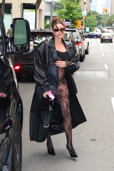 Hailey Bieber u hrabroj kombinaciji na ulicama New Yorka 