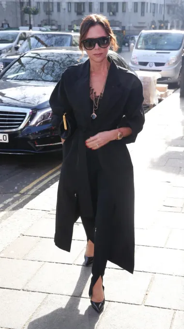  Victoria Beckham u crnom kaputu na ulicama Londona