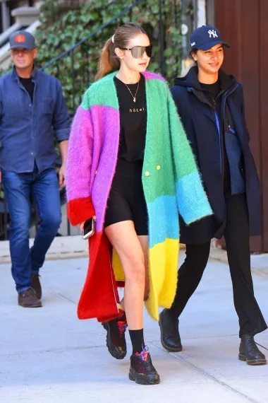 Gigi Hadid u colorblock kaputu i s istaknutim golim nogama 
