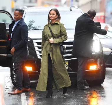 Chrissy Teigen u dugom maslinastom kaputu na kišnim ulicama New Yorka