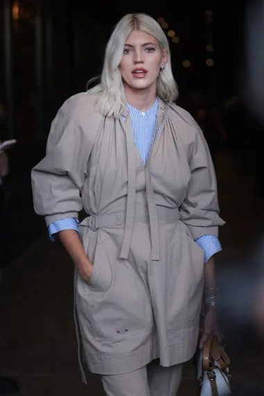 Supermodel Devon Windsor na modnoj reviji 3.1 Phillip Lim s prugastom košuljom