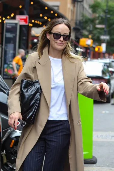 Glumica Olivia Wilde poznata je po svom jednostavnom i sofisticiranom stilu, ovaj put odabrala je udobnu odjevnu kombinaciju za šetnju ulicama New Yorka.