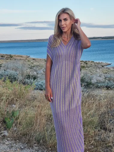 &quot;Lila haljina s otoka Paga osvaja pletivom i svojom svestranošću - od plaže do večernjeg izlaska.&quot; 