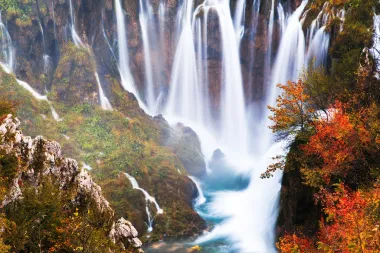 Jesenska čarolija na Plitvičkim jezerima odmara dušu