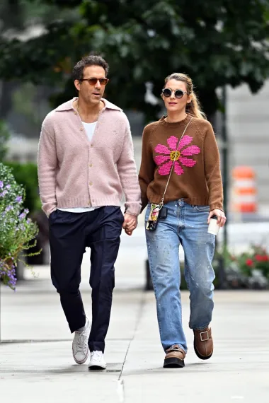 Blake Lively i Ryan Reynolds u jednoj od jutarnjih šetnji New Yorkom. Blake je odabrala ručno rađeni džemper marke &apos;Farella&apos;, sunčane naočale Krewe i čizme UGG.