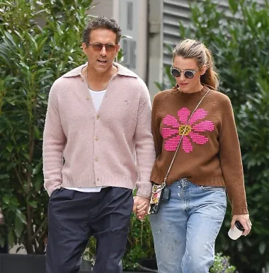 Blake Lively zna kako savršeno nositi traperice, veste i Chanelove torbice