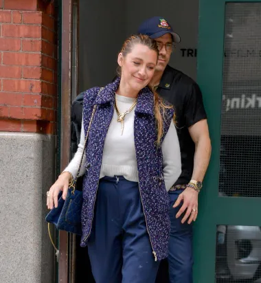Blake Lively zna kako savršeno nositi traperice, veste i Chanelove torbice