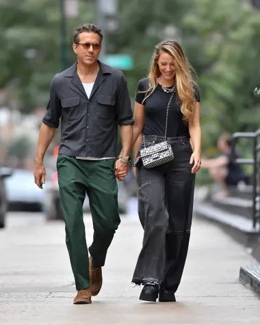 Blake Lively zna kako savršeno nositi traperice, veste i Chanelove torbice