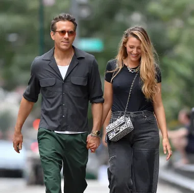 Blake Lively zna kako savršeno nositi traperice, veste i Chanelove torbice