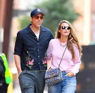 Blake Lively zna kako savršeno nositi traperice, veste i Chanelove torbice