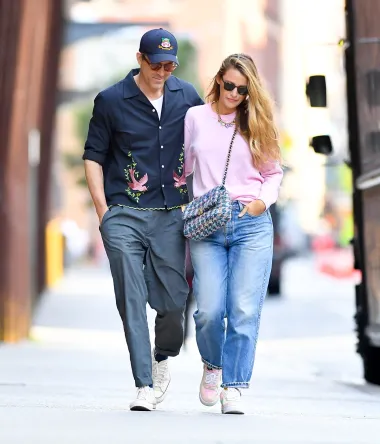 Blake Lively zna kako savršeno nositi traperice, veste i Chanelove torbice