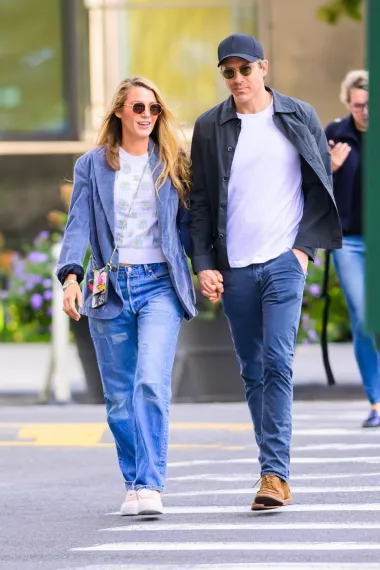 Blake Lively zna kako savršeno nositi traperice, veste i Chanelove torbice