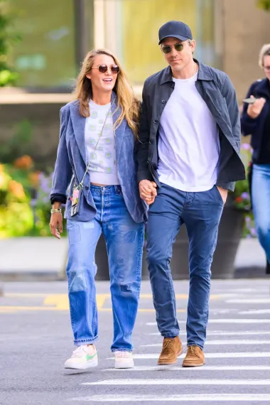 Blake Lively zna kako savršeno nositi traperice, veste i Chanelove torbice