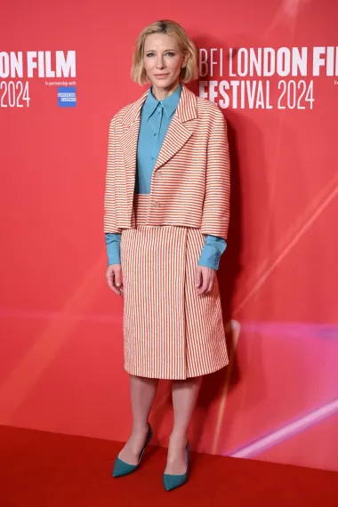 Odjenula se u prugasti crveno-bijeli sako i midi suknju koje je kombinirala s baby plavom bluzom. Cate je look upotpunila upečatljivim plavim štiklama. Filmska diva poznata je po vrlo zanimljivom modnom stilu jer se vrlo često igra s modom iako je uvijek vjerna nekim klasičnim dizajnerima poput Armanija. 