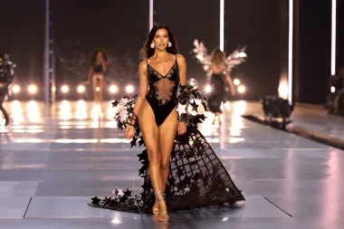 Revija Victoria&apos;s Secret bila je godinama sinonim za glamur, sjaj i supermodele, ali je također bila kritizirana zbog promoviranja nerealističnih standarda ljepote i nedostatka raznolikosti. Nakon što je posljednja revija održana 2018. godine, brend je prošao kroz period preispitivanja i restrukturiranja, nastojeći se prilagoditi promijenjenim društvenim vrijednostima i očekivanjima potrošača.