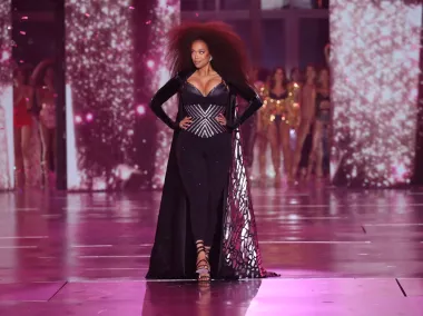 Jedan od najuzbudljivijih trenutaka revije bio je povratak supermodela Tyre Banks na pistu Victoria&apos;s Secret nakon gotovo 20 godina. Banks, koja je bila jedno od najprepoznatljivijih lica brenda krajem 90-ih i početkom 2000-ih, izjavila je za Harper&apos;s Bazaar: &quot;Nikada u milijun godina nisam mislila da ću se vratiti na pistu, ali toliko sam uzbuđena i spremna za ovo.&quot;