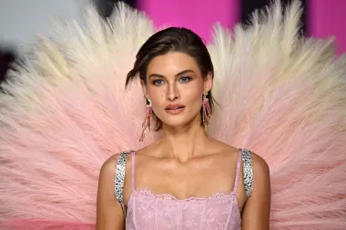 Iako je revija označila značajan korak naprijed za Victoria&apos;s Secret, mnogi analitičari ističu da je ovo tek početak dugog puta transformacije. Brend se suočava s izazovom balansiranja između zadržavanja svoje prepoznatljive estetike i prilagođavanja novim društvenim normama i očekivanjima potrošača.