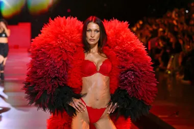 Uz sve promjene i novi pristup, Victoria&apos;s Secret revija 2024. godine nesumnjivo je bila jedan od najočekivanijih modnih događaja godine. Ostaje vidjeti kako će brend nastaviti navigirati kroz promjenjivi pejzaž modne industrije i društvenih očekivanja u godinama koje dolaze.