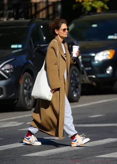 Katie Holmes, američka glumica poznata po ulozi Joey Potter u seriji &quot;Dawson&apos;s Creek&quot;, tijekom godina se transformirala iz tinejdžerske ikone u modnu inspiraciju. Njezin stil karakteriziraju klasični komadi, neutralne boje i povremeni modni rizici koji uvijek privuku pažnju.