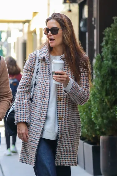Katie Holmes ima nešto za svakoga u svom stilu. Njezini outfiti često uključuju: trench kapute, klasične traperice, udobne pletene komade, elegantne balerinke i loaferice i torbe s potpisom.