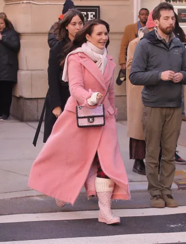 Ružičasta u modi često izaziva osjećaj optimizma i sreće, te je sve češće viđamo na crvenim tepisima i u street style kombinacijama, gdje se nosi u svim sezonama, ne samo proljeću. 
