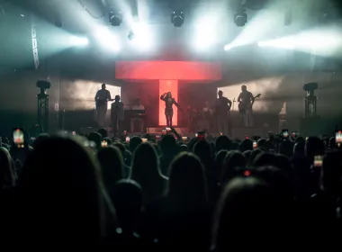Nika je koncert otvorila singlovima s prvijenca – &quot;Pusti&quot; i &quot;U mraku&quot; – nakon čega se prebac2ila na onaj aktualni, &quot;Tvoja&quot;. Uslijedili su &quot;Tvoj mir&quot;, &quot;Gledaj me&quot; i &quot;Prava ljubav za čije izvođenje joj se pridružio sjajni ToMa. Prvi dio koncerta ispunili su pjesme &quot;Raj&quot;, &quot;Sutra&quot;, &quot;Dok nas nema&quot; te &quot;Bolja&quot; i &quot;Koža&quot; za čije izvođenje je na pozornicu izašao i synth-pop duo pocket palma. 