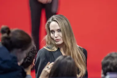 Angelina Jolie savršeno izgleda u odijelu - bijelom ili crnom