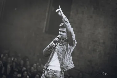 Već od samog početka, čim se Laubom proširio zvuk snimke Massimovog gitarističkog sola snimljenog na koncertu u Areni, bilo je jasno da će večer biti nabijena intenzivnim emocijama. Solo na legendarnoj Massimovoj zlatnoj gitari publiku je uveo u jedan od njegovih najvećih hitova, obožavni &quot;Sjaj u tami&quot;. Ovaj apsolutni klasik izveo je mladi i talentirani Martin Kosovec.