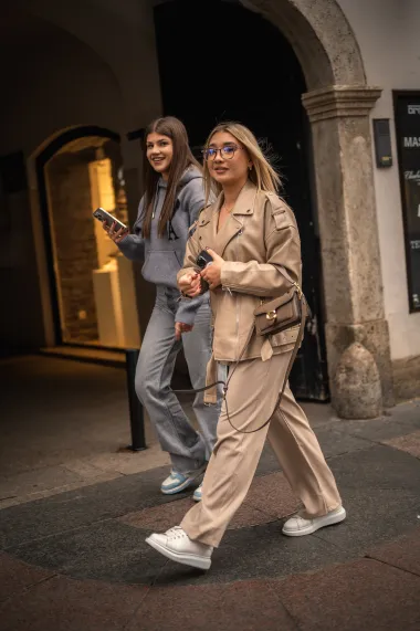 Zagrebačka špica u 67 fotografija: Elegantne dame, psići i zagasiti outfiti