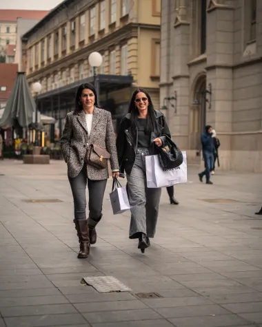 Zagrebačka špica u 67 fotografija: Elegantne dame, psići i zagasiti outfiti
