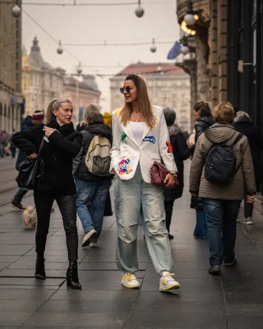 Zagrebačka špica u 67 fotografija: Elegantne dame, psići i zagasiti outfiti