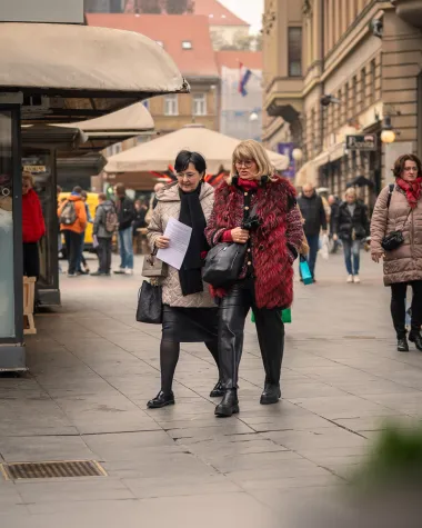 Zagrebačka špica u 67 fotografija: Elegantne dame, psići i zagasiti outfiti