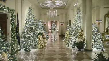 Za božićne dekoracije 2019. godine, Melania je odabrala temu &quot;The Spirit of Christmas&quot;, koja je bila puno mekša i veselija u odnosu na prethodnu godinu. Ukrasima je dominirala bogata crvena, zlatna i zelena boja, a uz tradicionalne motive poput božićnih drveća i vjenčića, bili su prisutni i elementi modernijih ukrasa, poput papirnatih cvjetova i pozlaćenih orlova.