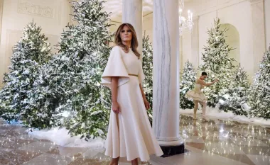 Melania ispred raskošnih jelki. 