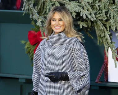 Melania Trump ispred božićne jelke. 