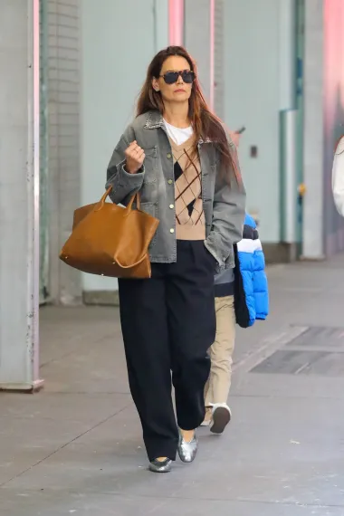 Katie ima savršen osjećaj za pronalazak velikih i praktičnih torbi u koje sve stane, a koje su opet dovoljno elegantne za grad i svakodnevne obveze. Svaka torba koju Katie nosi rasproda se brzinom munje. 